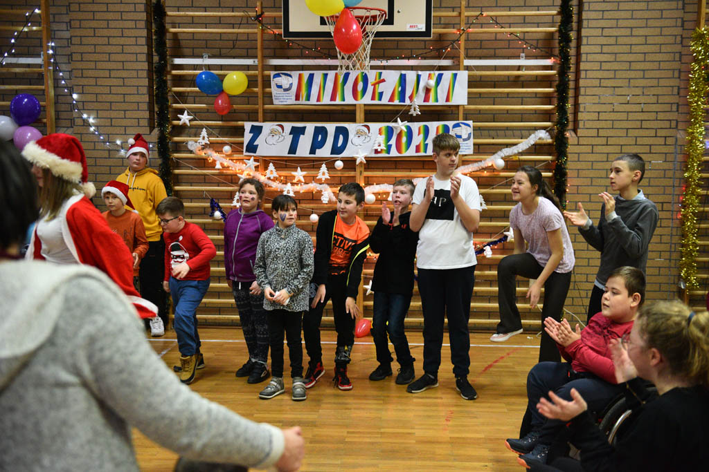 Zabawa mikołajkowa TPD i prezenty dla kolejnych dzieci
