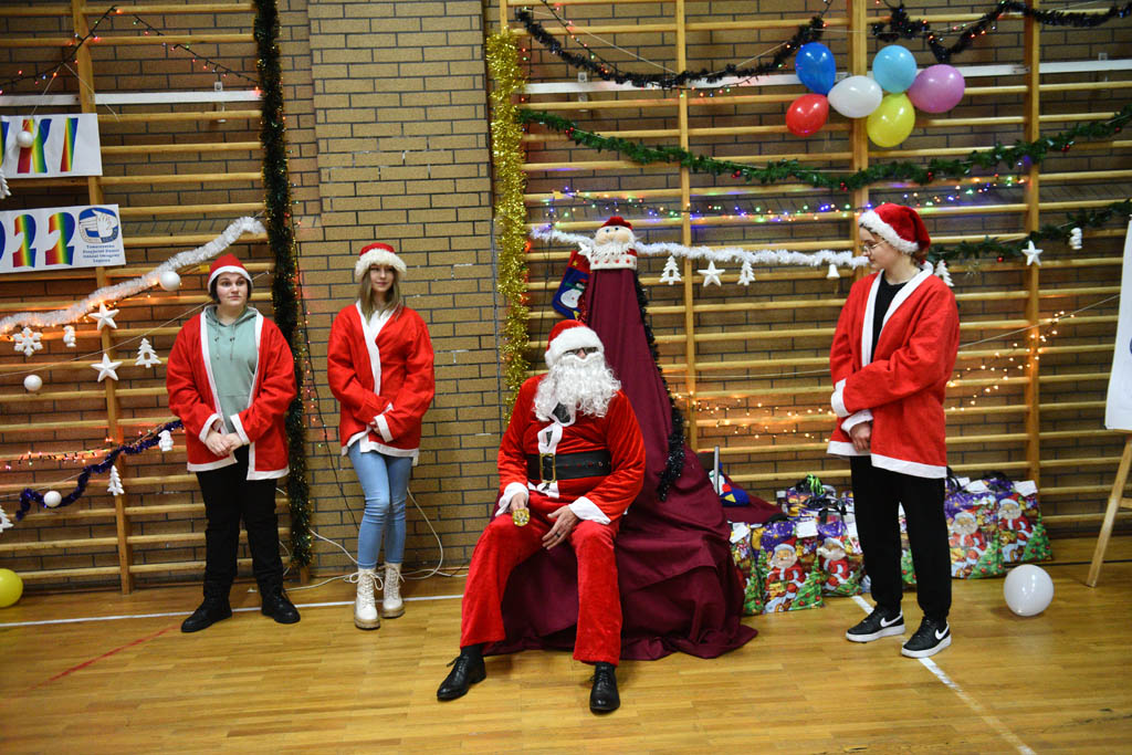 Zabawa mikołajkowa TPD i prezenty dla kolejnych dzieci