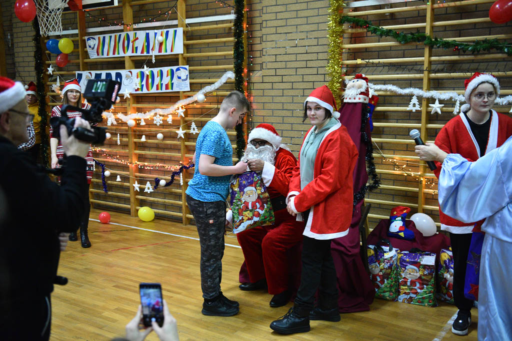 Zabawa mikołajkowa TPD i prezenty dla kolejnych dzieci