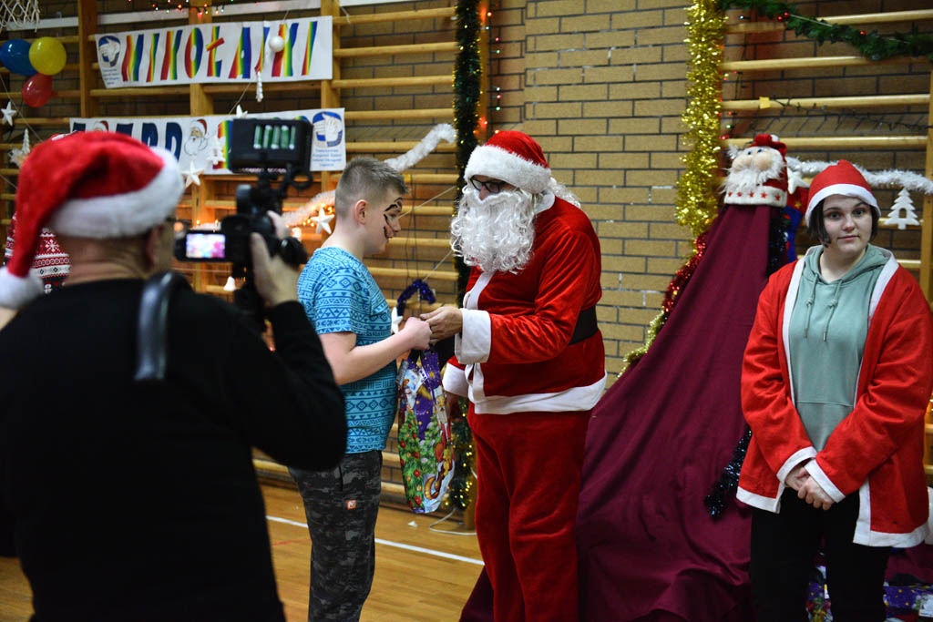 Zabawa mikołajkowa TPD i prezenty dla kolejnych dzieci