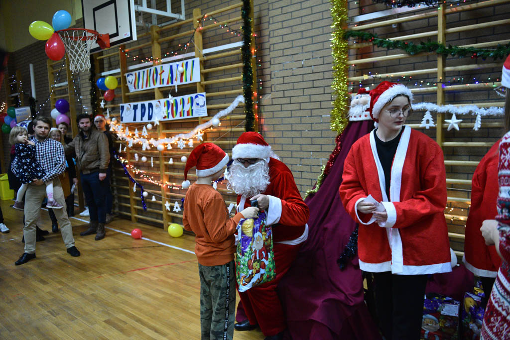 Zabawa mikołajkowa TPD i prezenty dla kolejnych dzieci