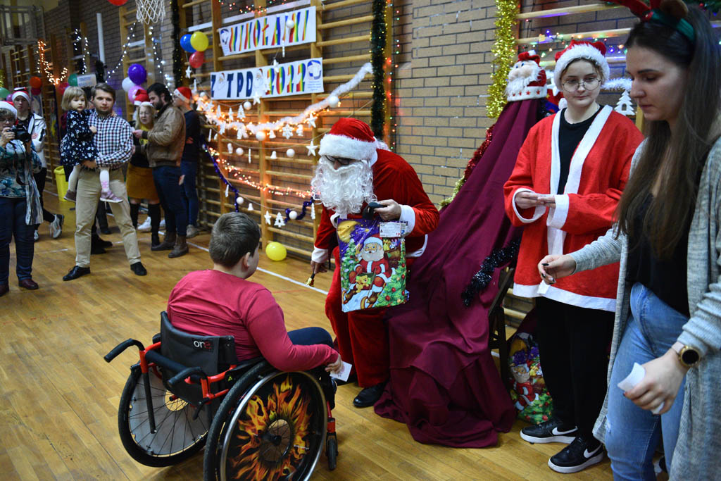 Zabawa mikołajkowa TPD i prezenty dla kolejnych dzieci