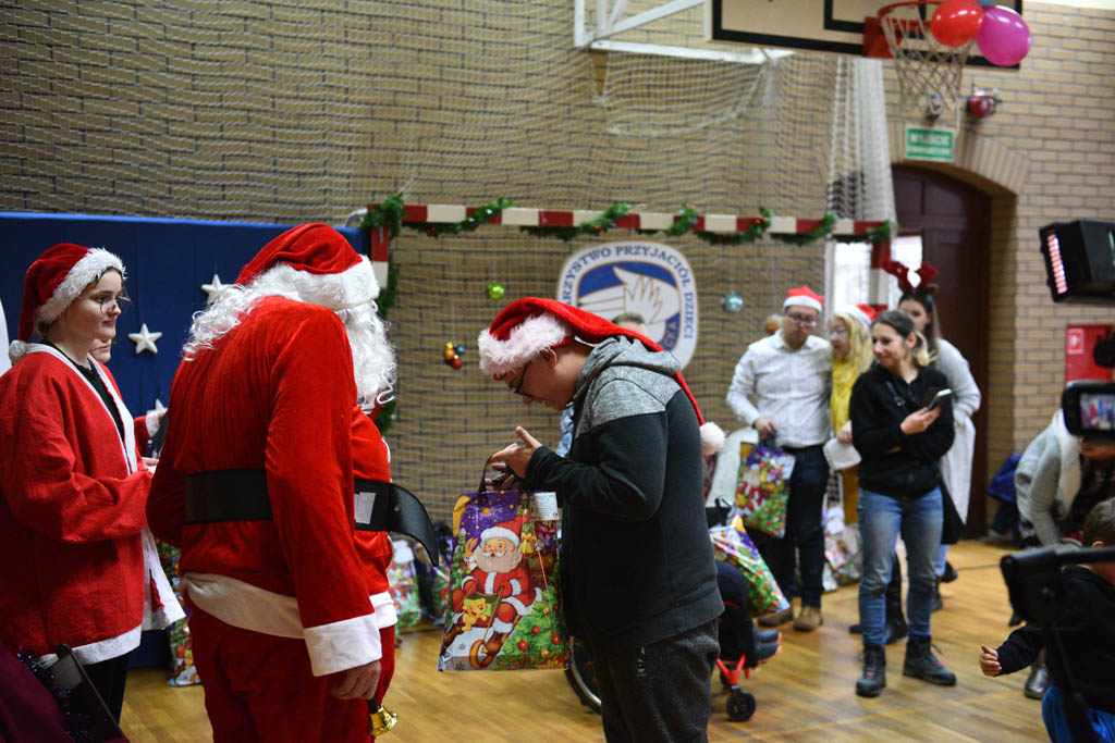 Zabawa mikołajkowa TPD i prezenty dla kolejnych dzieci