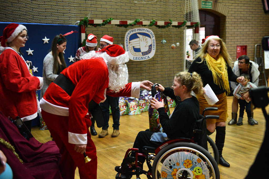 Zabawa mikołajkowa TPD i prezenty dla kolejnych dzieci