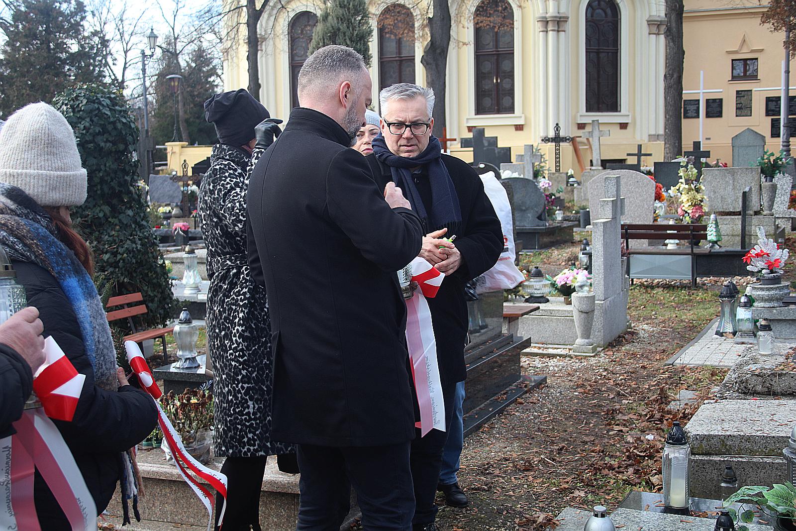 Zapłonęły znicze na grobach powstańców wielkopolskich