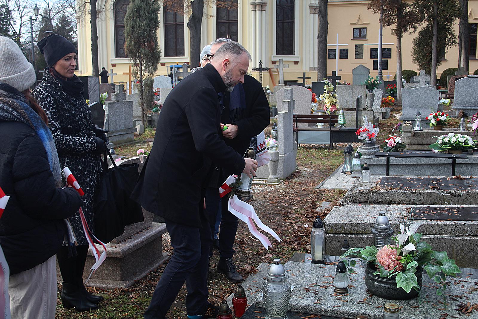Zapłonęły znicze na grobach powstańców wielkopolskich