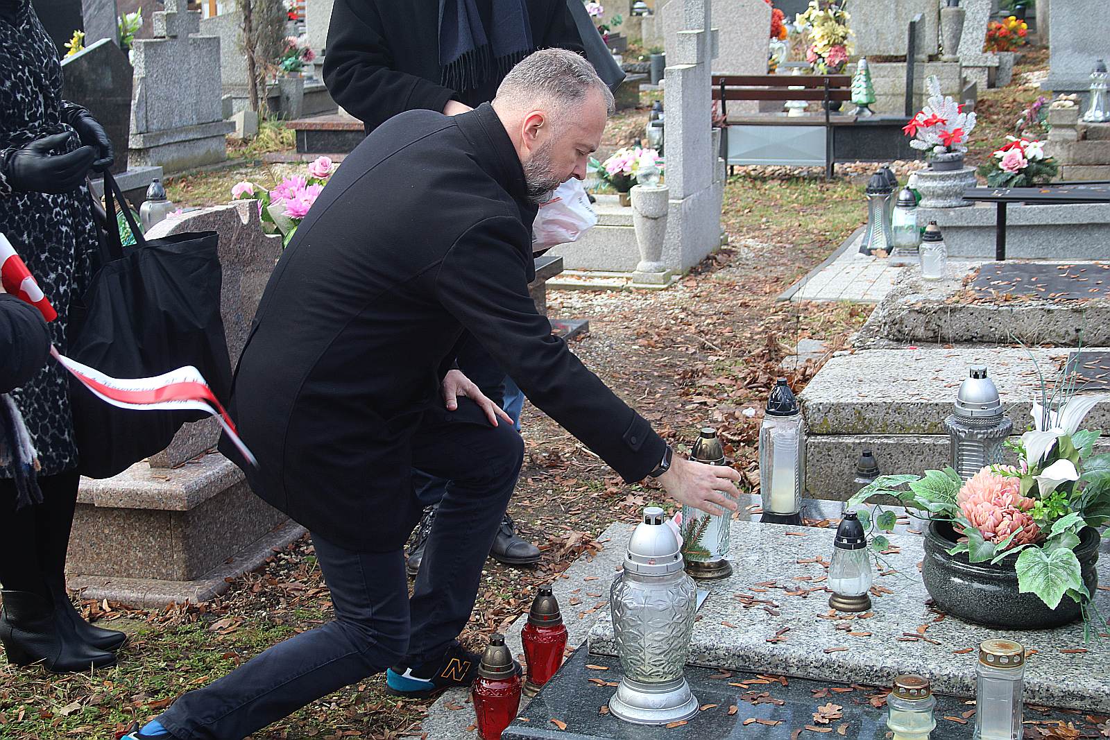 Zapłonęły znicze na grobach powstańców wielkopolskich