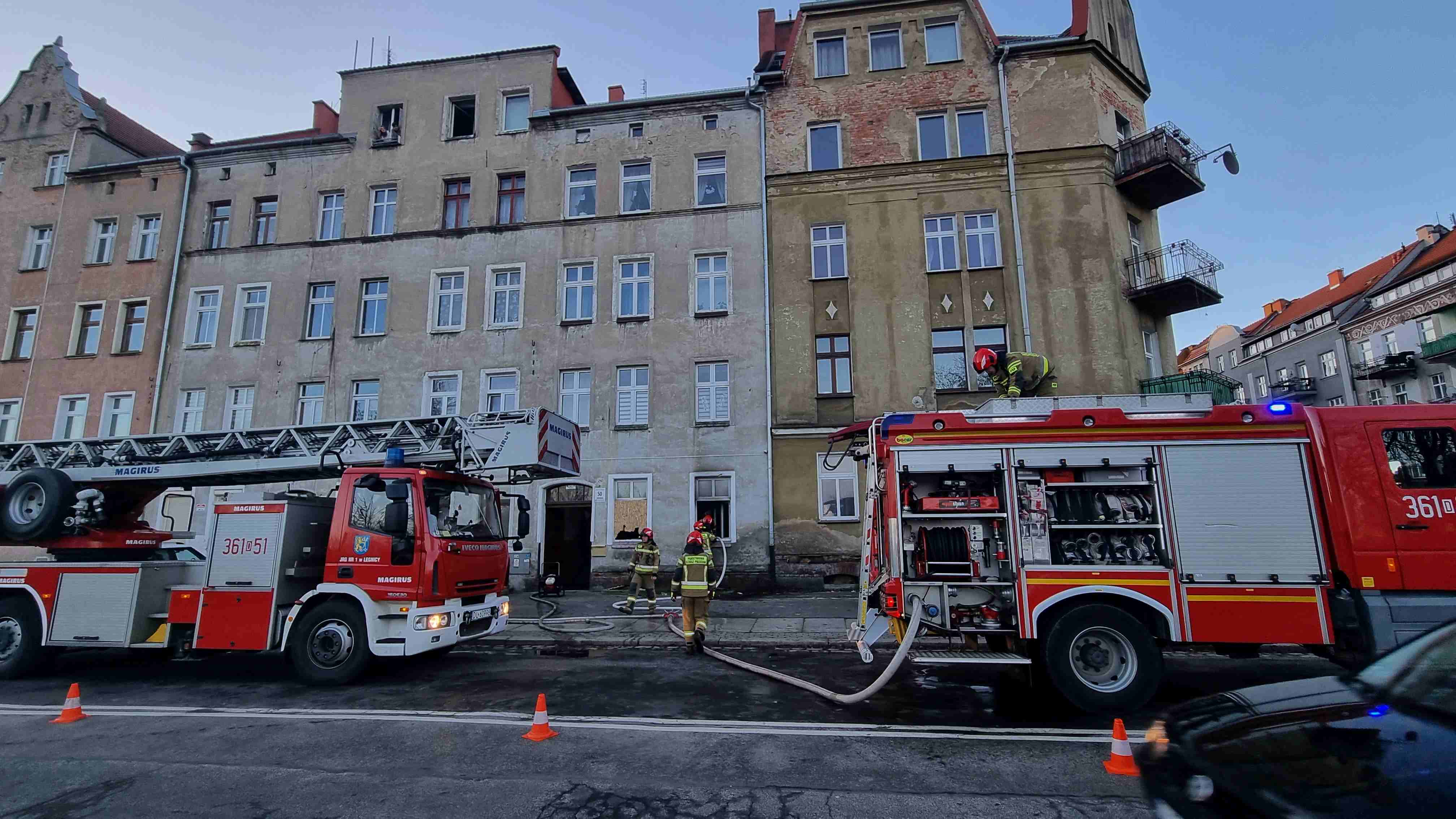 Przy ulicy Senatorskiej paliło się mieszkanie