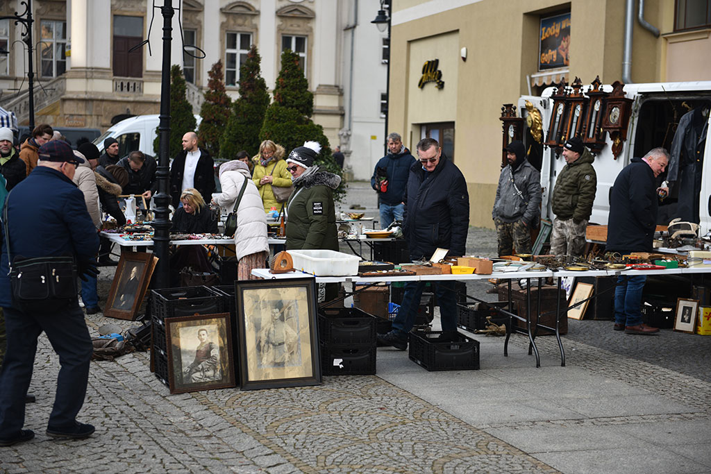 Czego nie znajdziesz w sklepie, kupisz na jarmarku staroci
