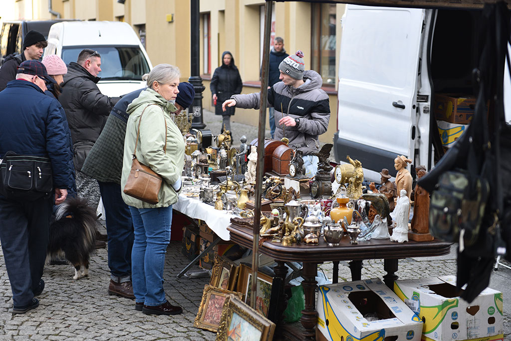 Czego nie znajdziesz w sklepie, kupisz na jarmarku staroci