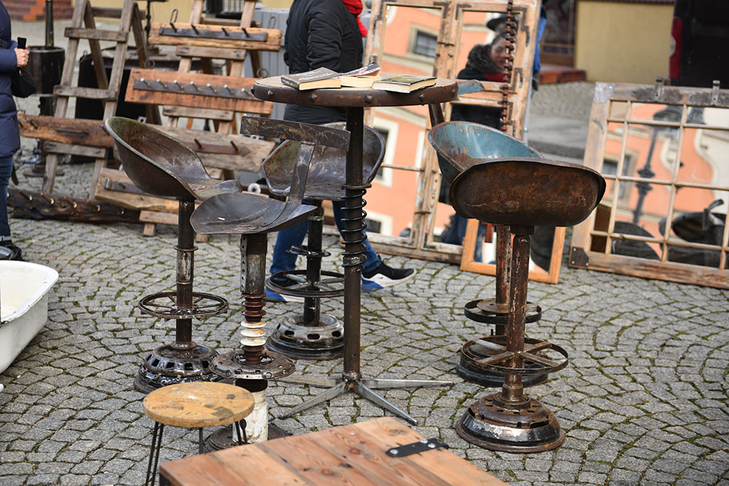 Czego nie znajdziesz w sklepie, kupisz na jarmarku staroci