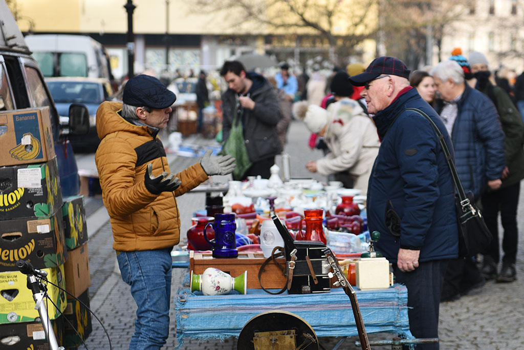 Czego nie znajdziesz w sklepie, kupisz na jarmarku staroci