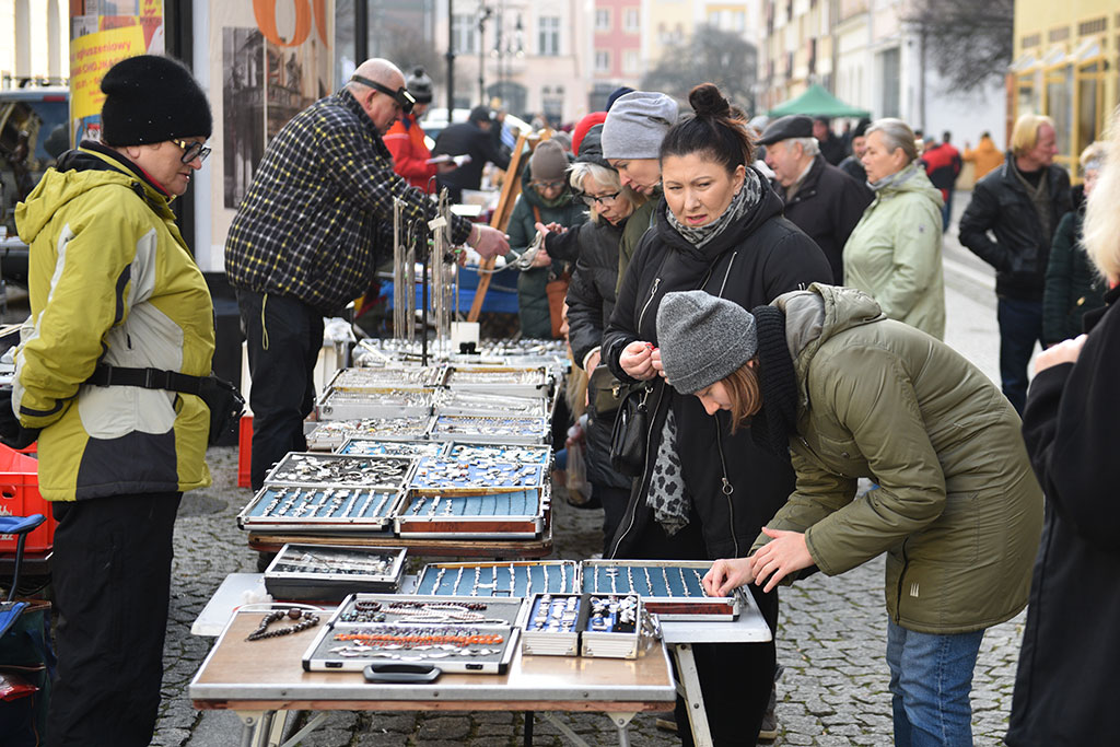 Czego nie znajdziesz w sklepie, kupisz na jarmarku staroci