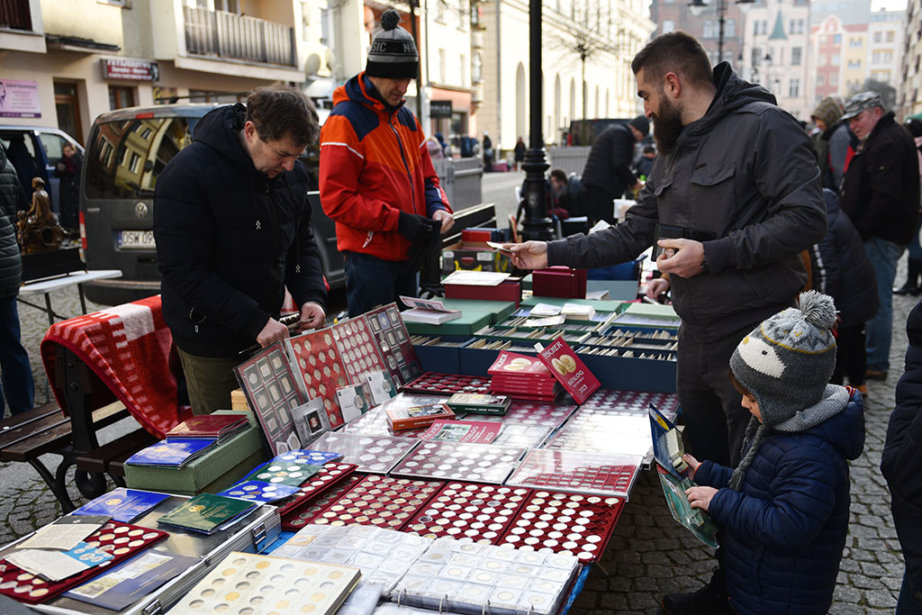 Czego nie znajdziesz w sklepie, kupisz na jarmarku staroci