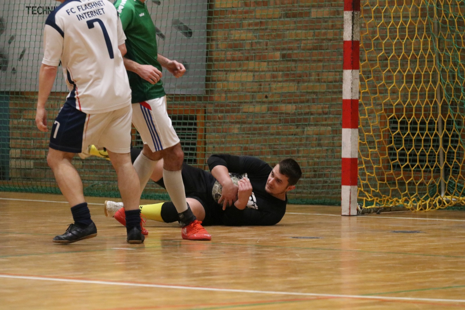 Legnicka Liga Halowa Saller Cup: runda zasadnicza na finiszu