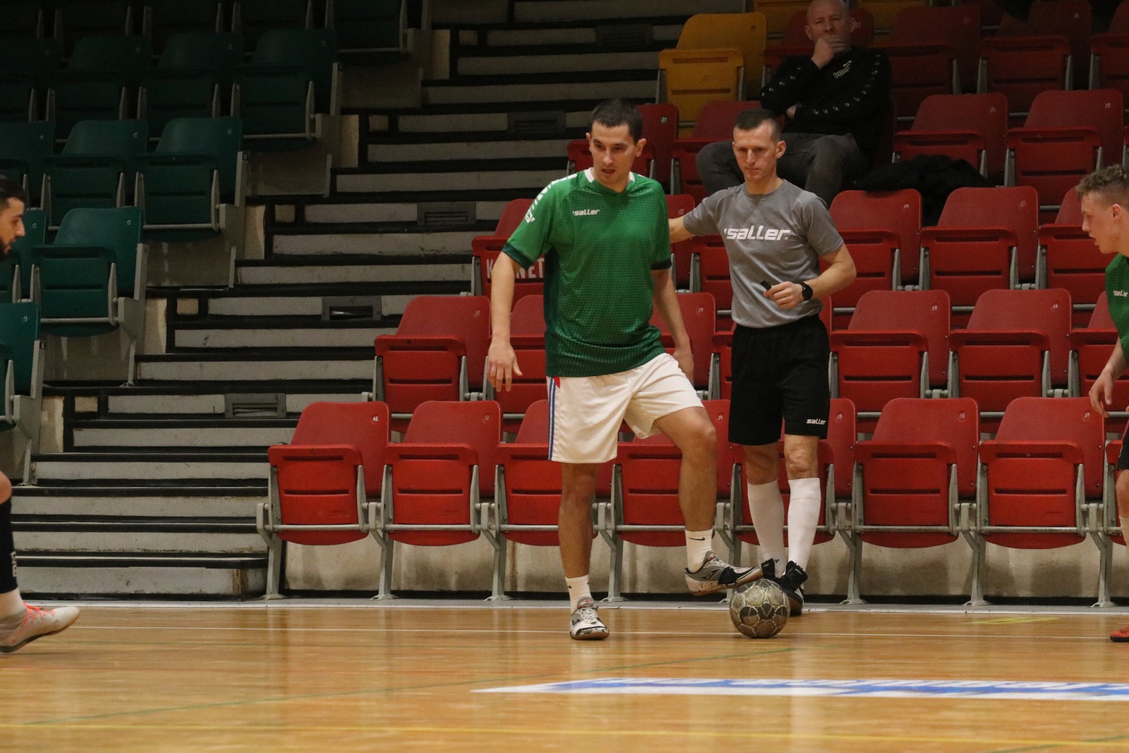 Legnicka Liga Halowa Saller Cup: runda zasadnicza na finiszu