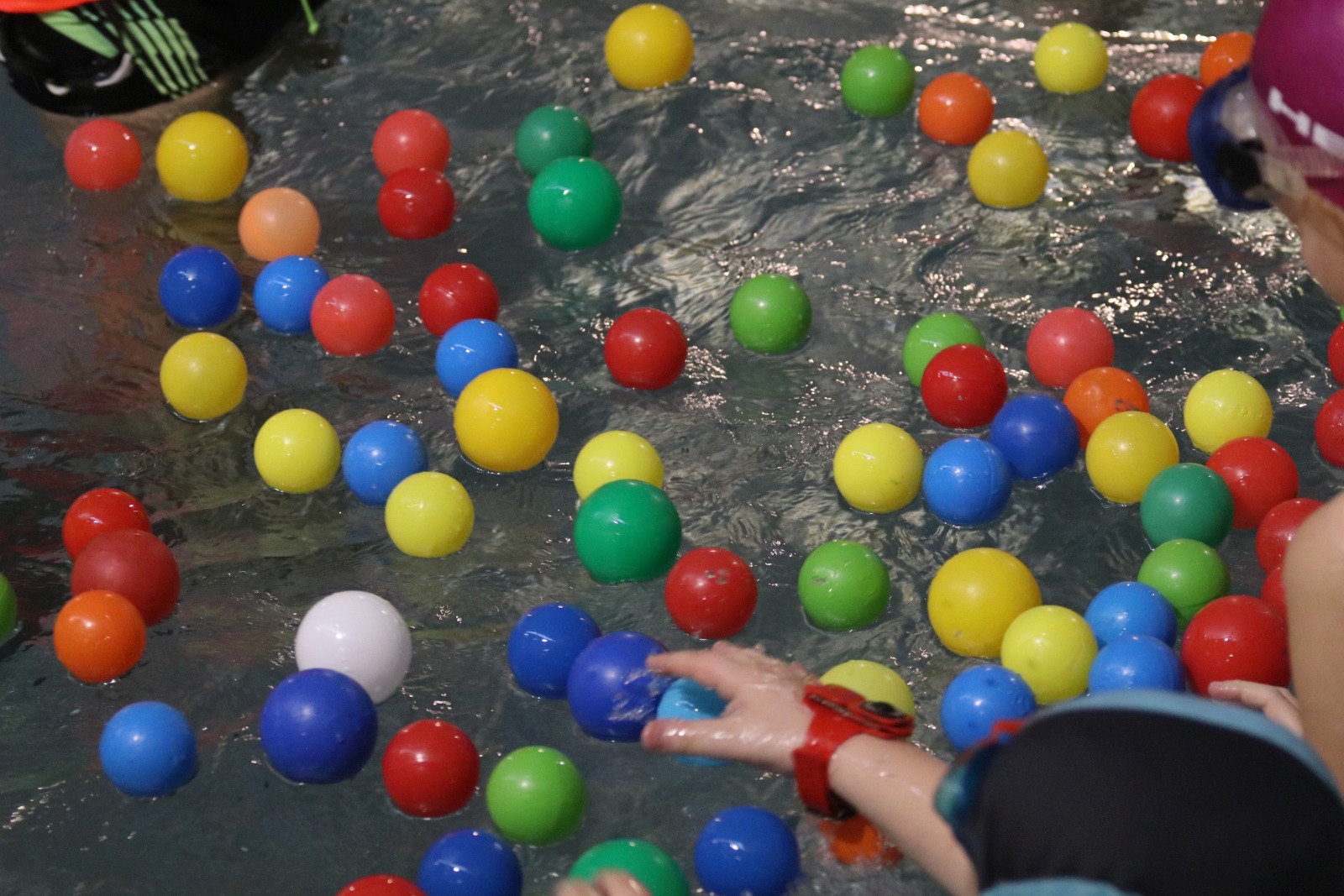Wodne animacje na Delfinku przygotowane przez OSiR w Legnicy