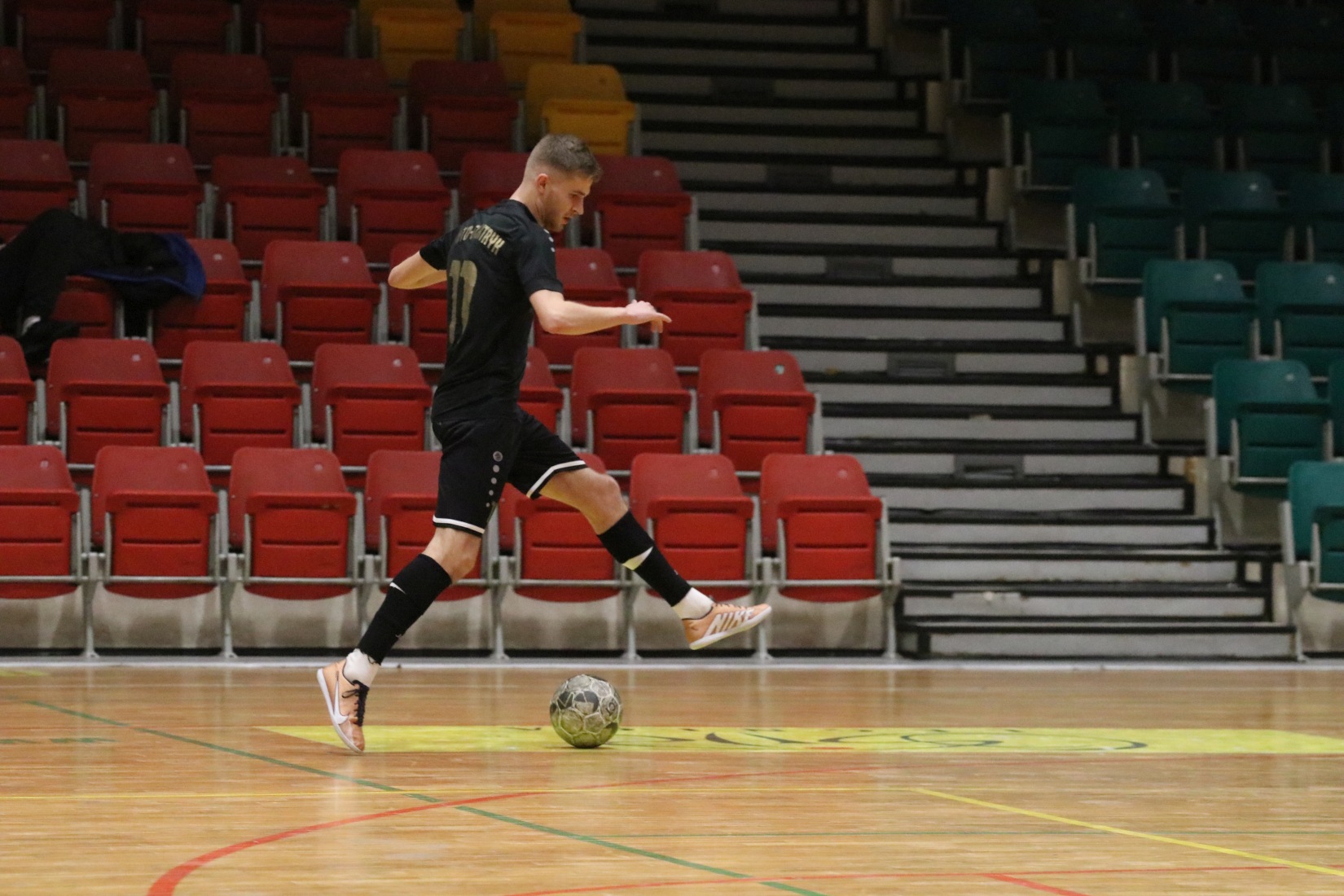 Legnicka Liga Halowa Saller Cup: runda zasadnicza na finiszu