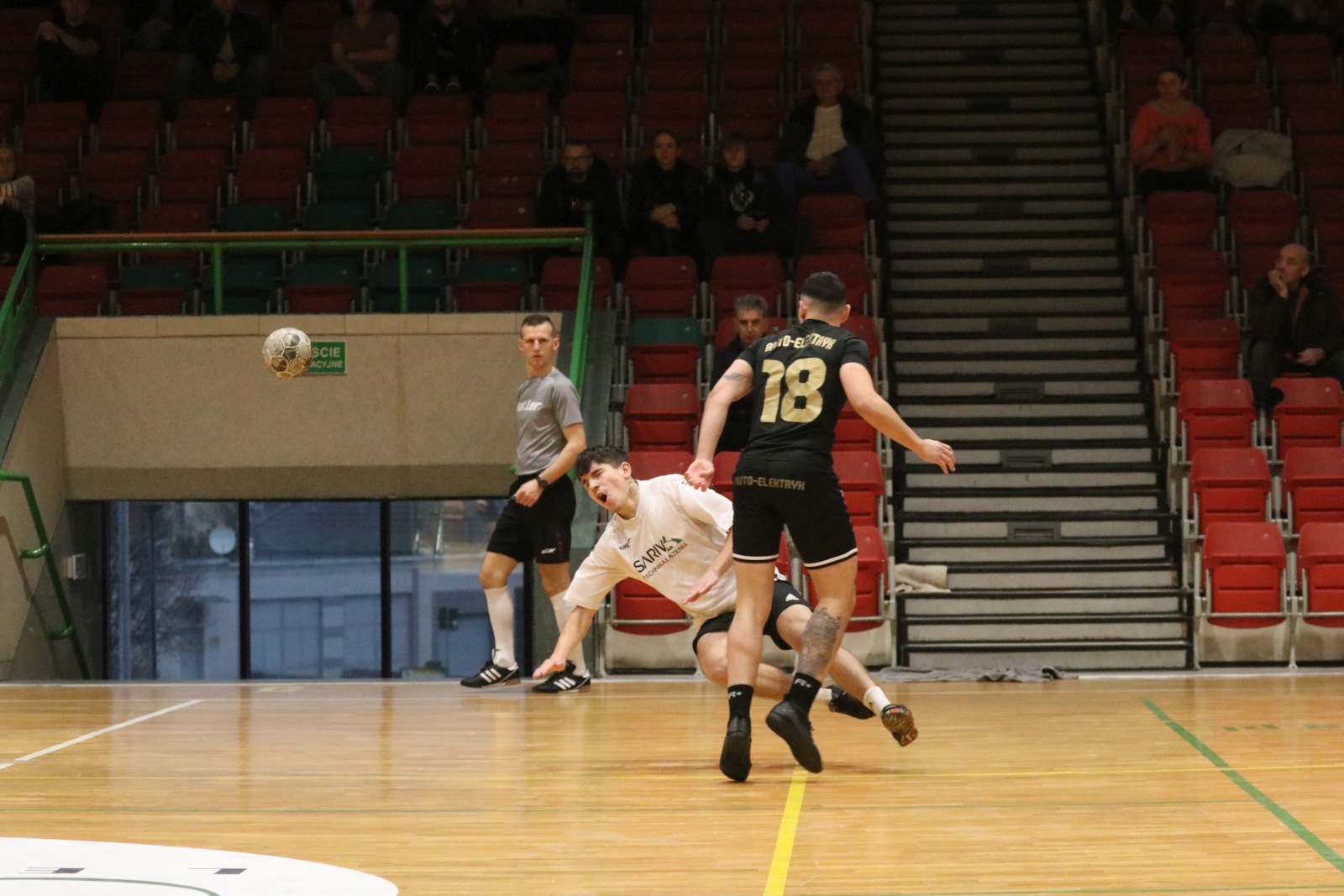 Legnicka Liga Halowa Saller Cup: runda zasadnicza na finiszu