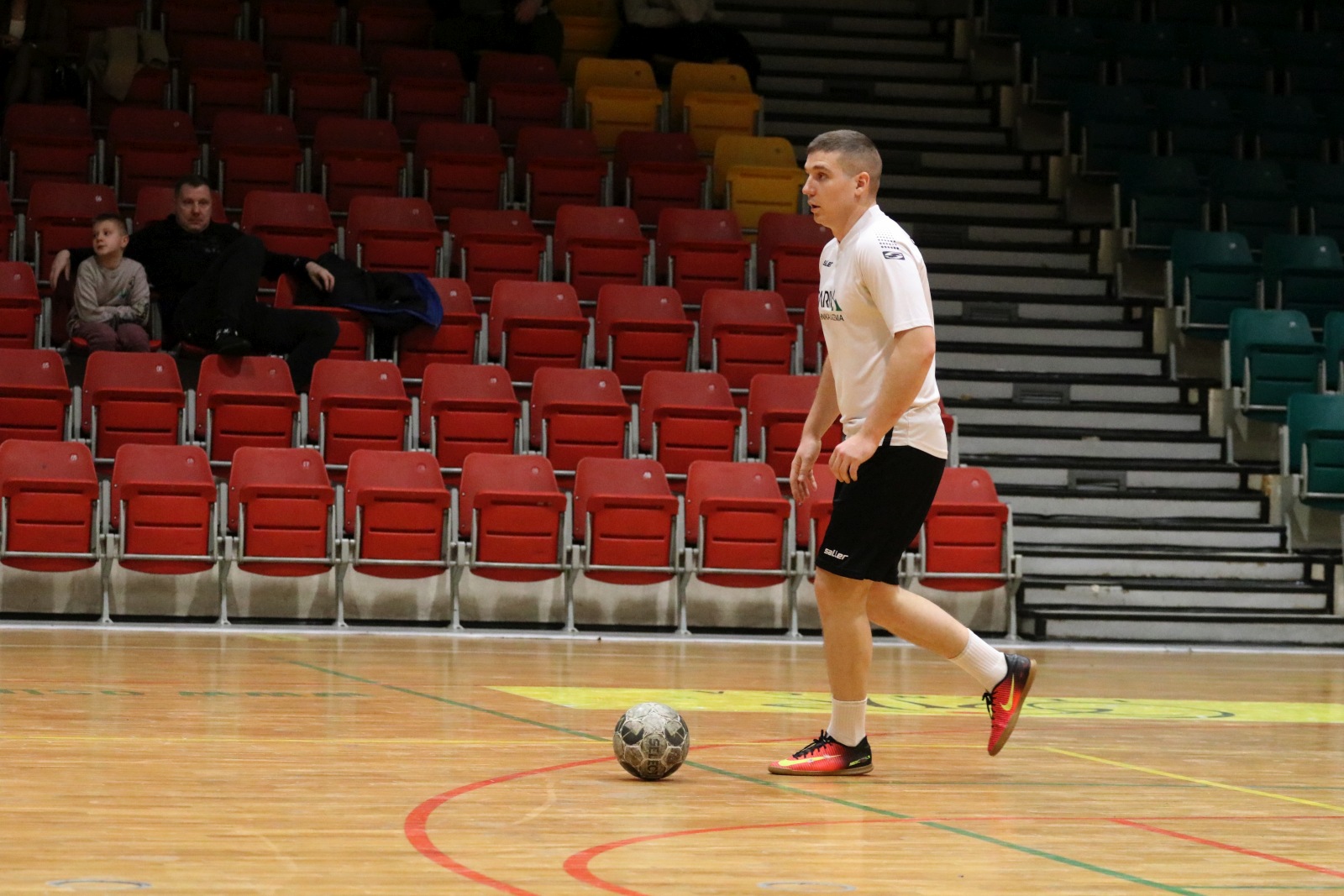 Legnicka Liga Halowa Saller Cup: runda zasadnicza na finiszu