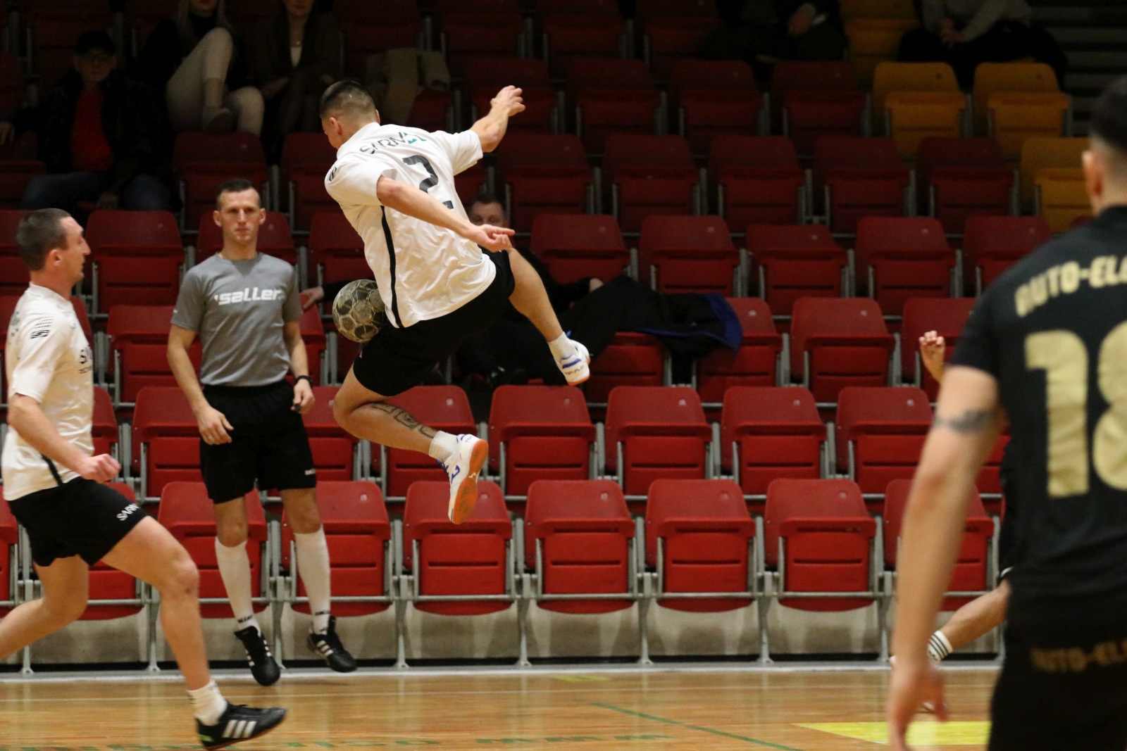Legnicka Liga Halowa Saller Cup: runda zasadnicza na finiszu