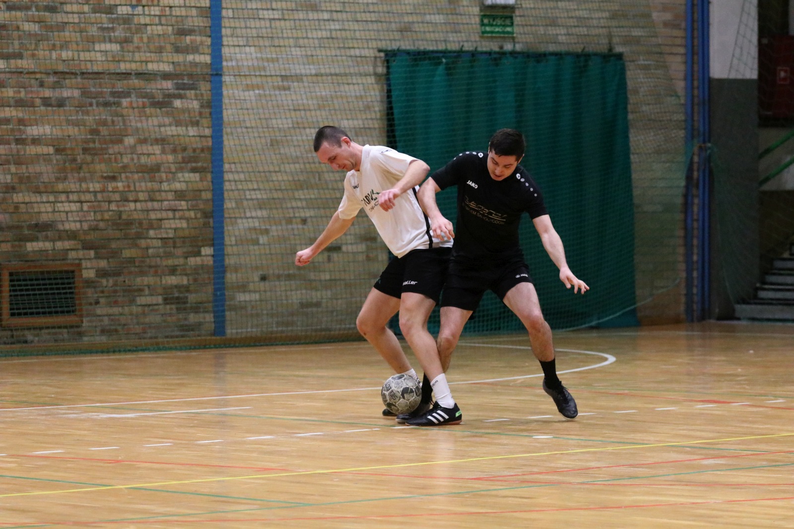 Legnicka Liga Halowa Saller Cup: runda zasadnicza na finiszu