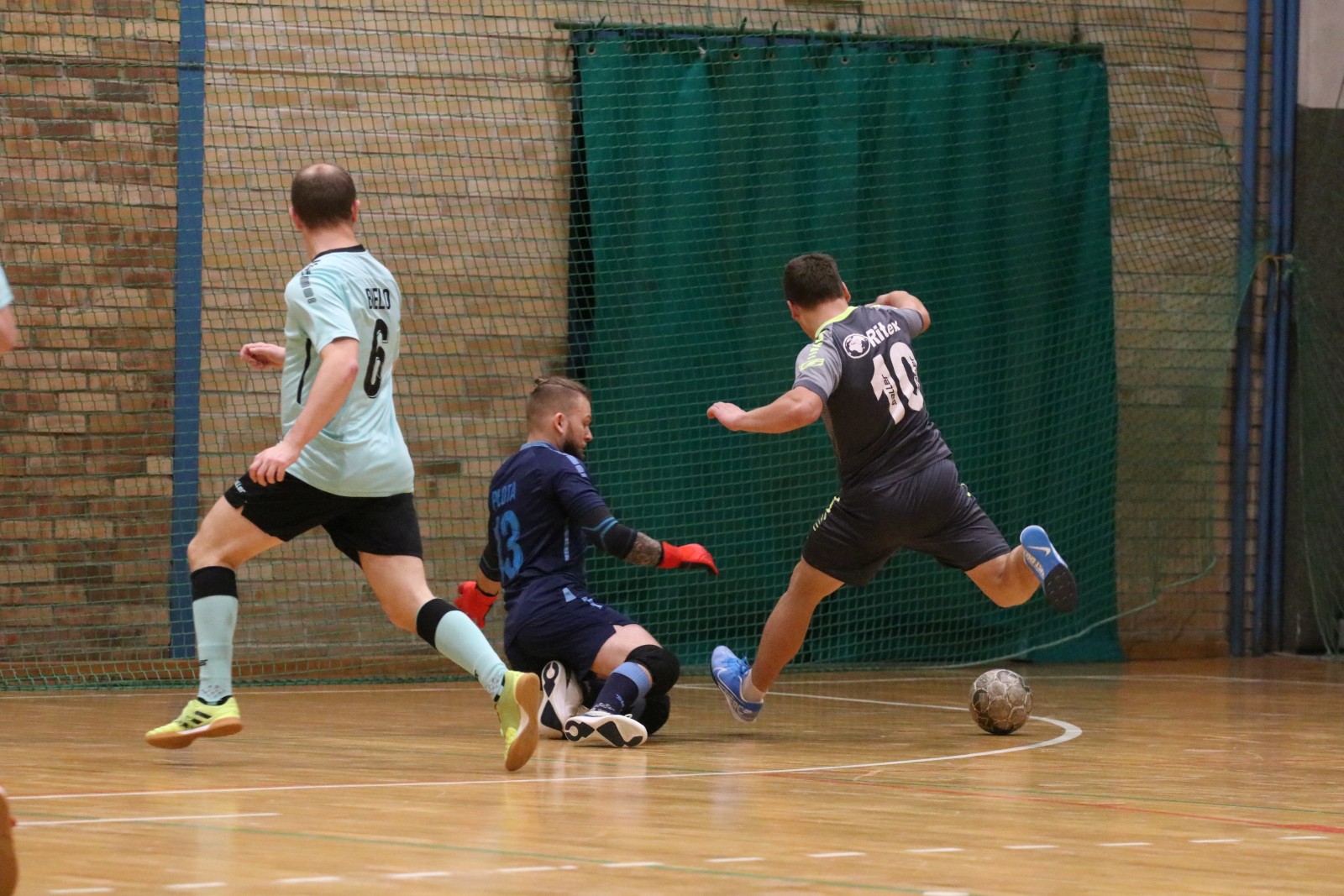 Legnicka Liga Halowa Saller Cup: runda zasadnicza na finiszu
