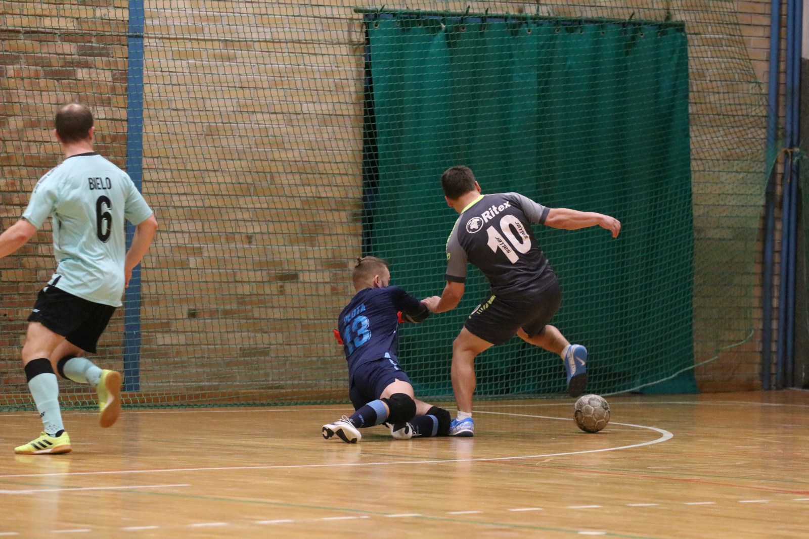 Legnicka Liga Halowa Saller Cup: runda zasadnicza na finiszu