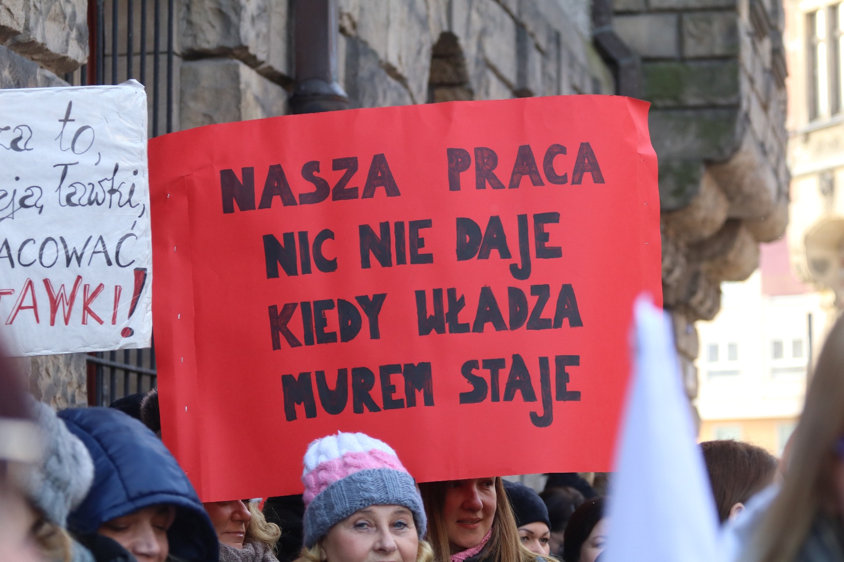 Strajkujący pracownicy MOPS i DPS protestowali pod magistratem
