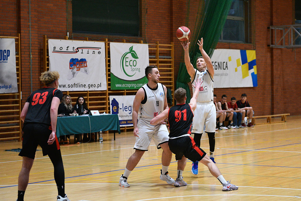 Basket Legnica wygrywa  mecz z Lubaniem Towers