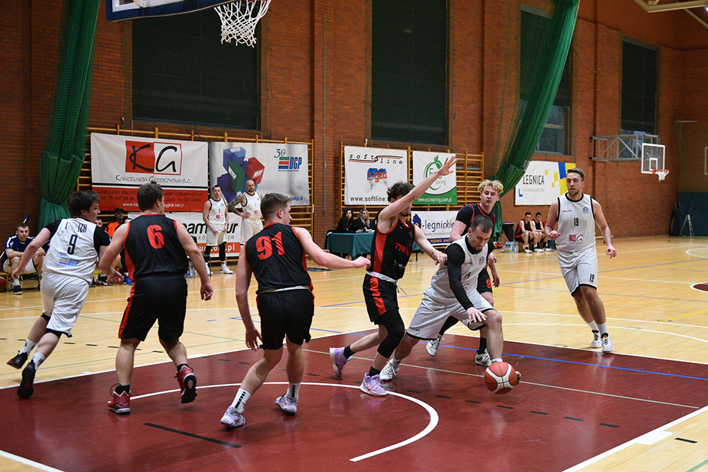 Basket Legnica wygrywa  mecz z Lubaniem Towers