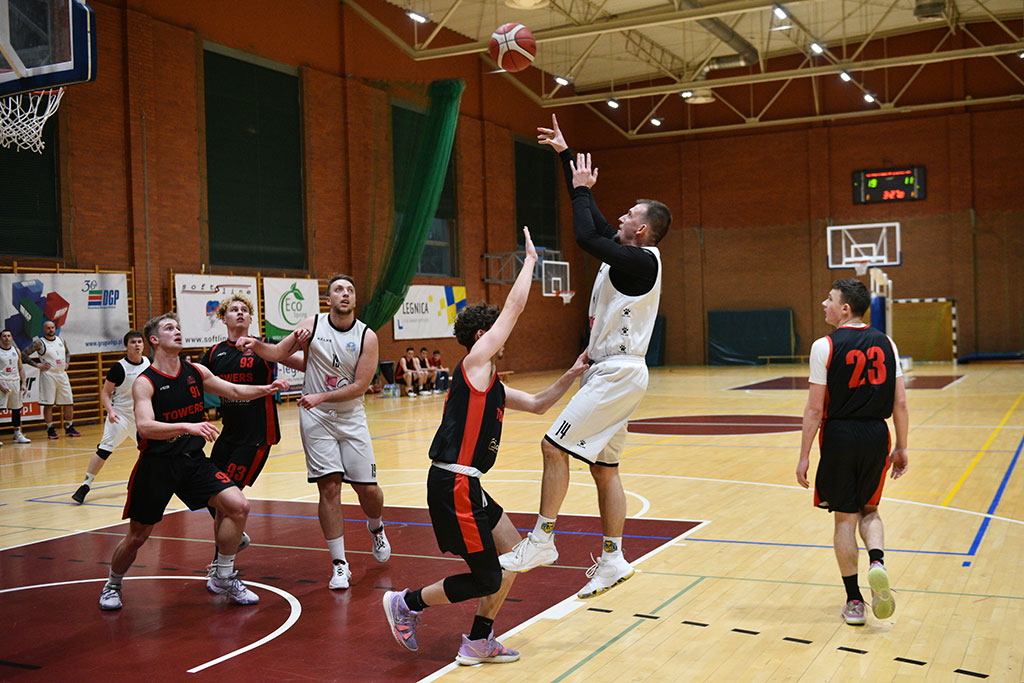 Basket Legnica wygrywa  mecz z Lubaniem Towers