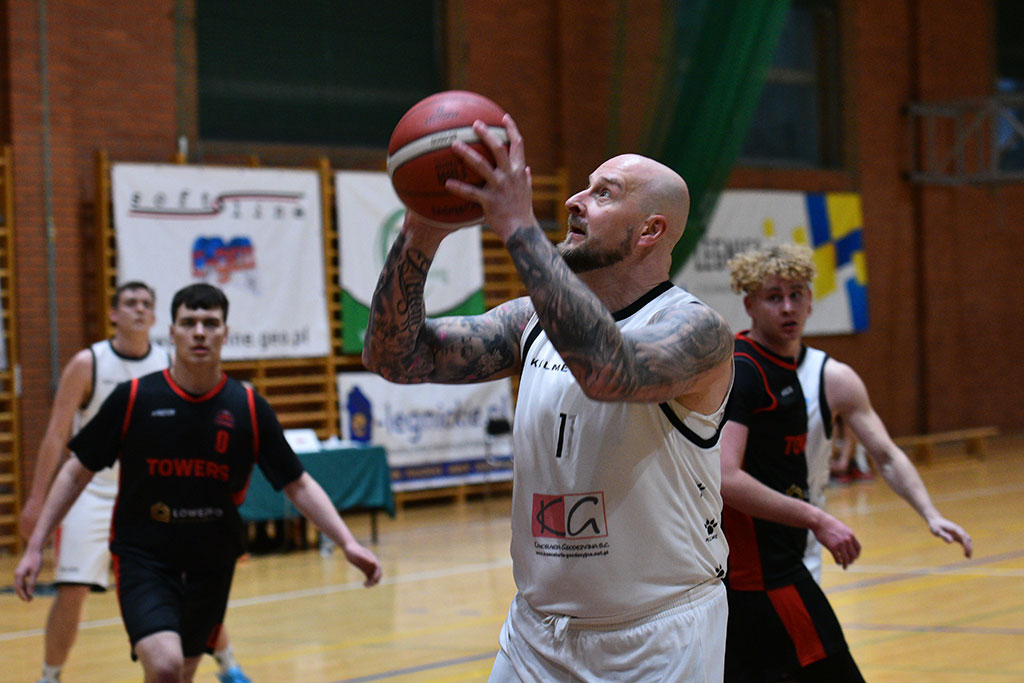 Basket Legnica wygrywa  mecz z Lubaniem Towers