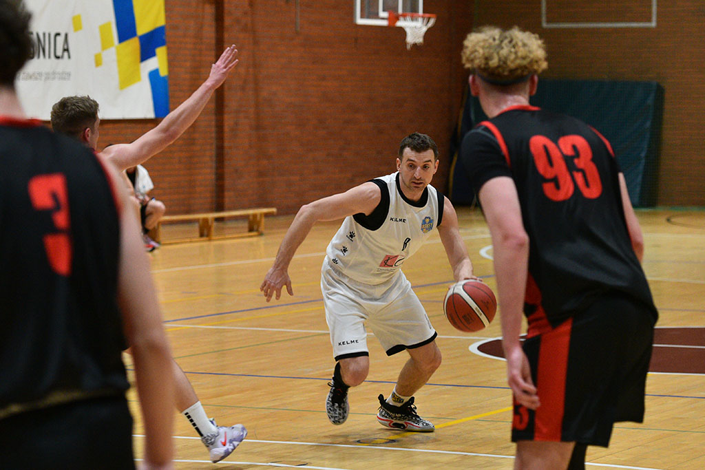 Basket Legnica wygrywa  mecz z Lubaniem Towers