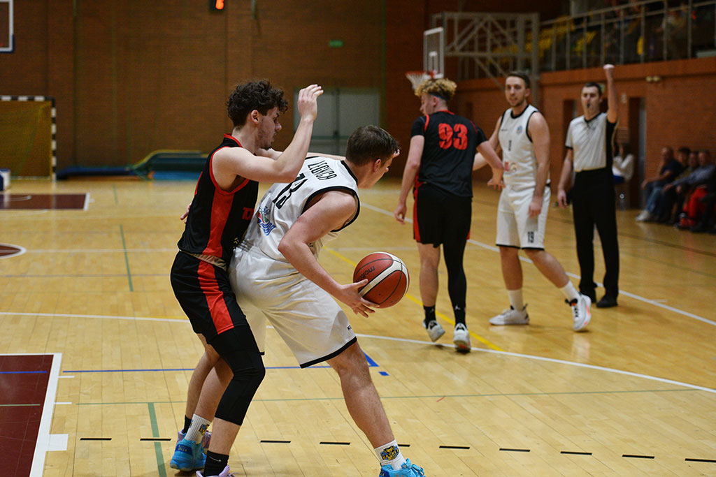 Basket Legnica wygrywa  mecz z Lubaniem Towers