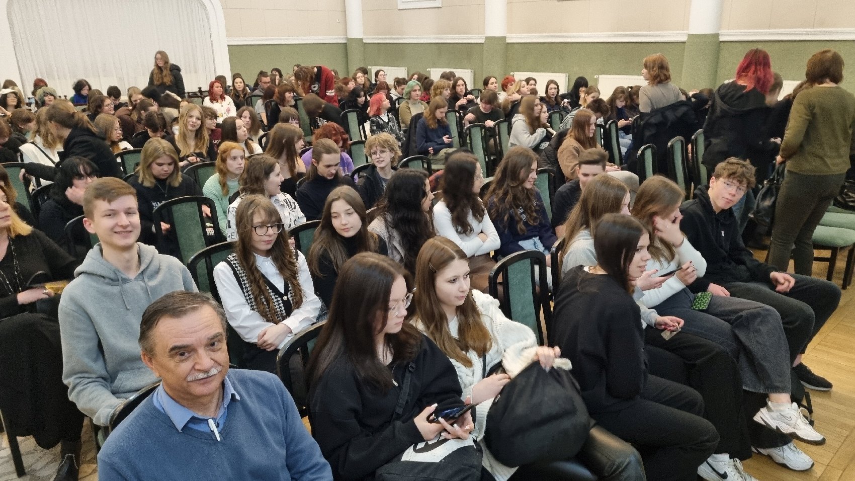 Uczniowie „Heweliusza” wystawili spektakl z okazji Dnia Kobiet