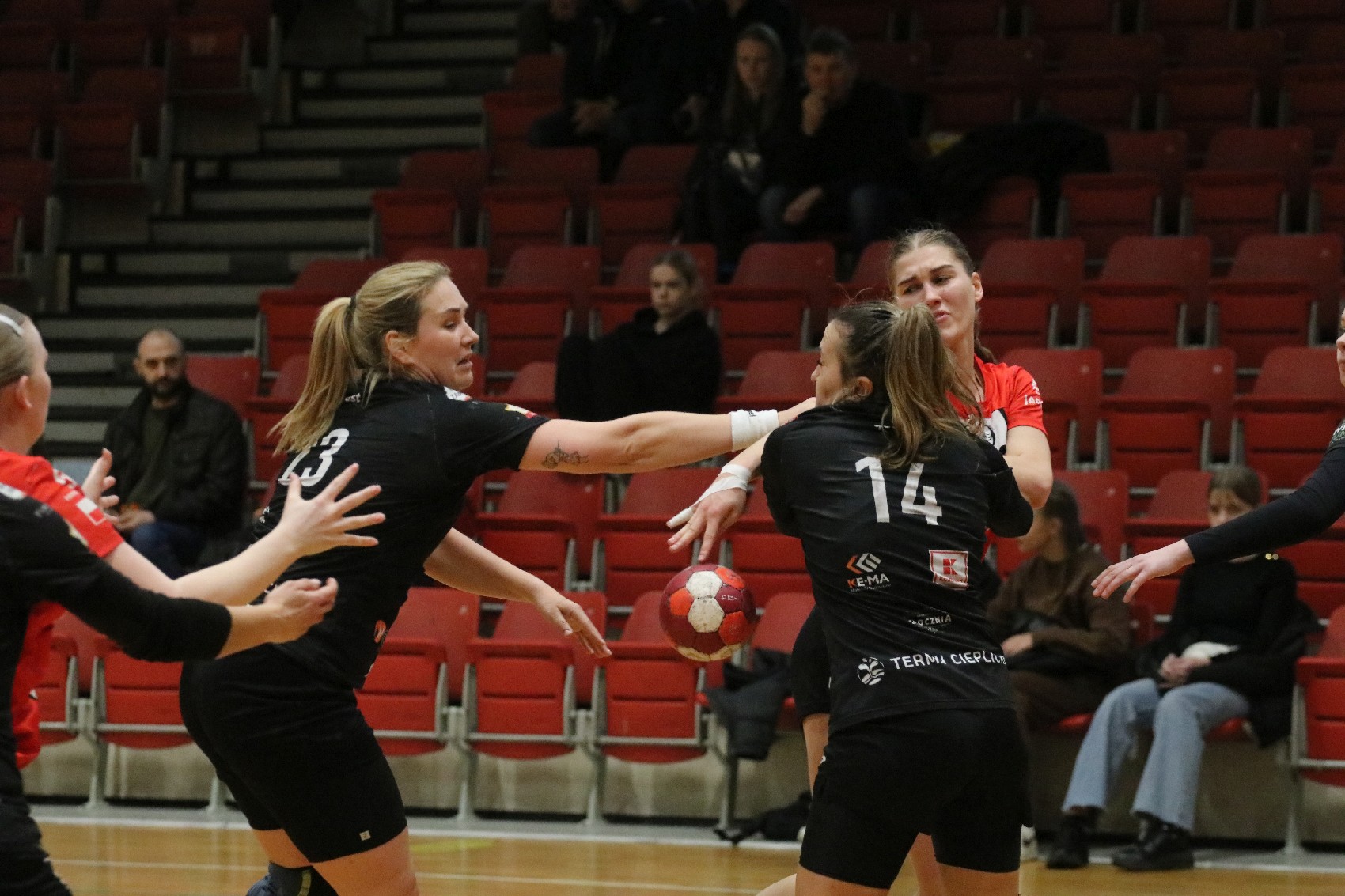 Dziewiątka Legnica przegrywa jedną bramką z Jelenią Górą