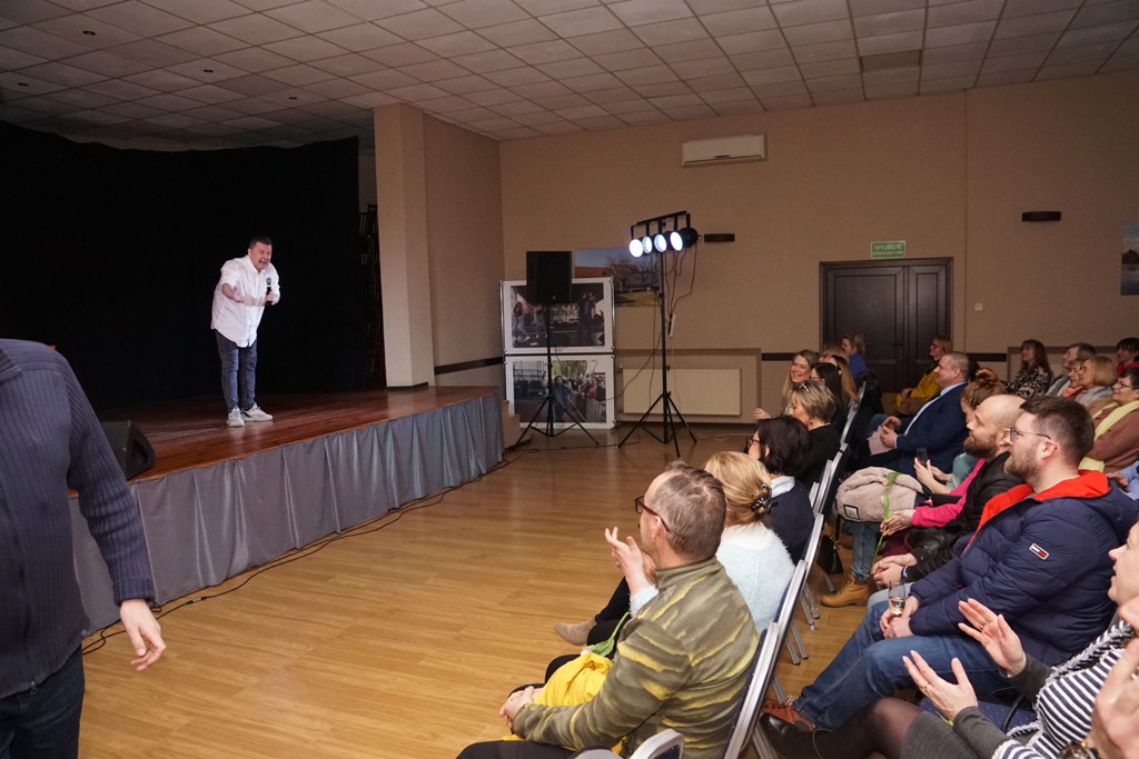 Stand-up Piotrka Plewy dla Pań w Domu Kultury w Kunicach