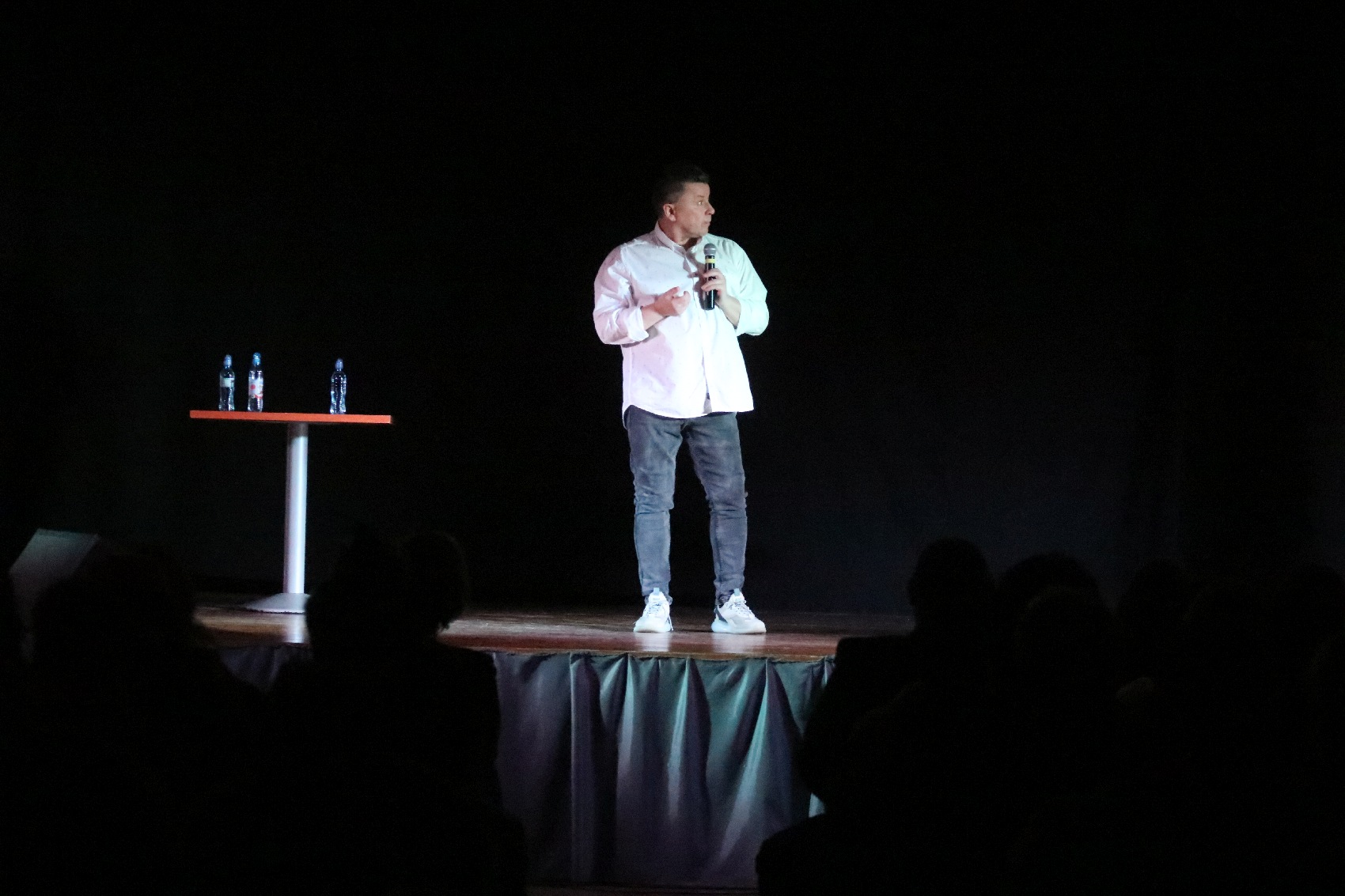 Stand-up Piotrka Plewy dla Pań w Domu Kultury w Kunicach
