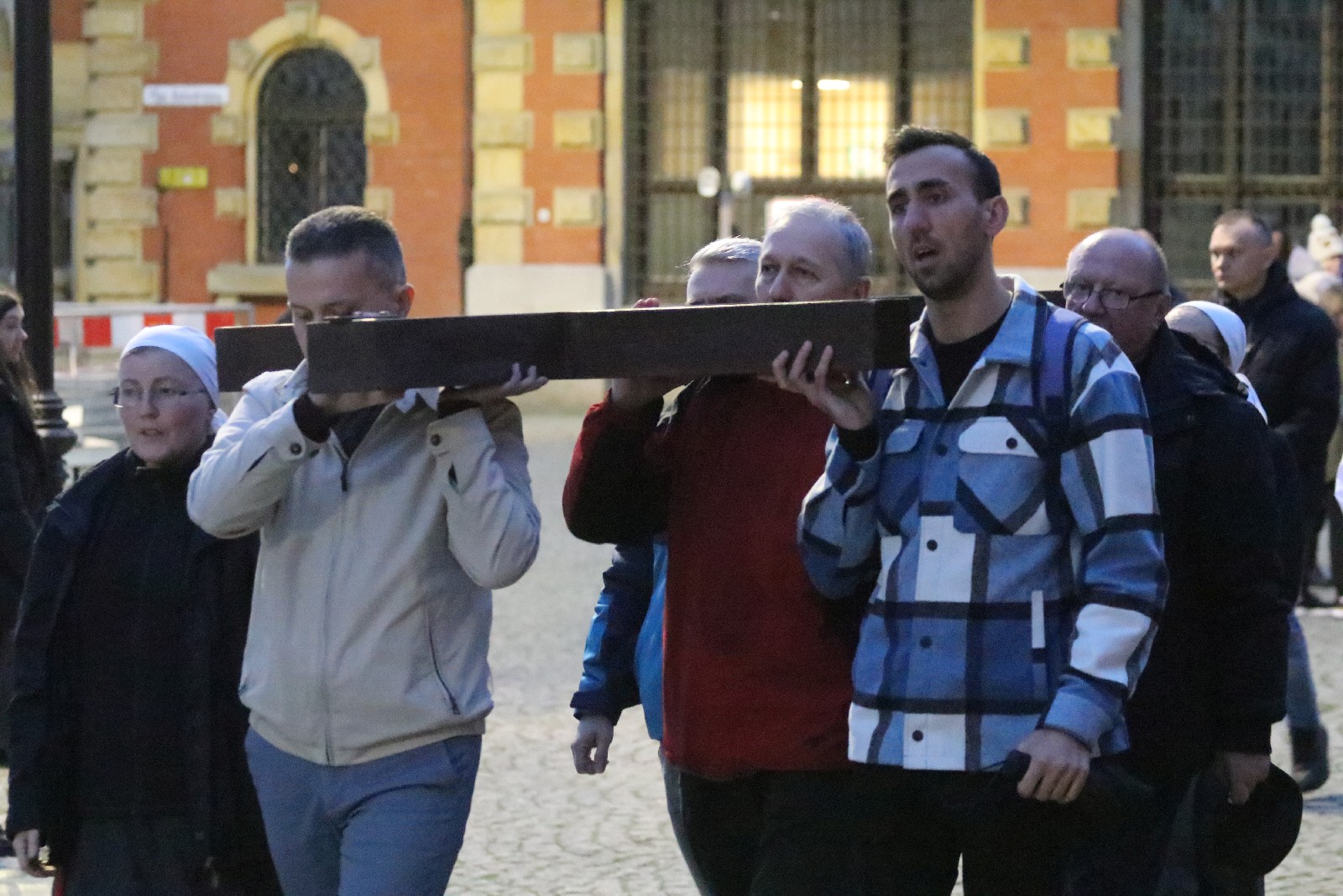 Blisko pięćset osób przeszło Drogą Krzyżową w Legnicy