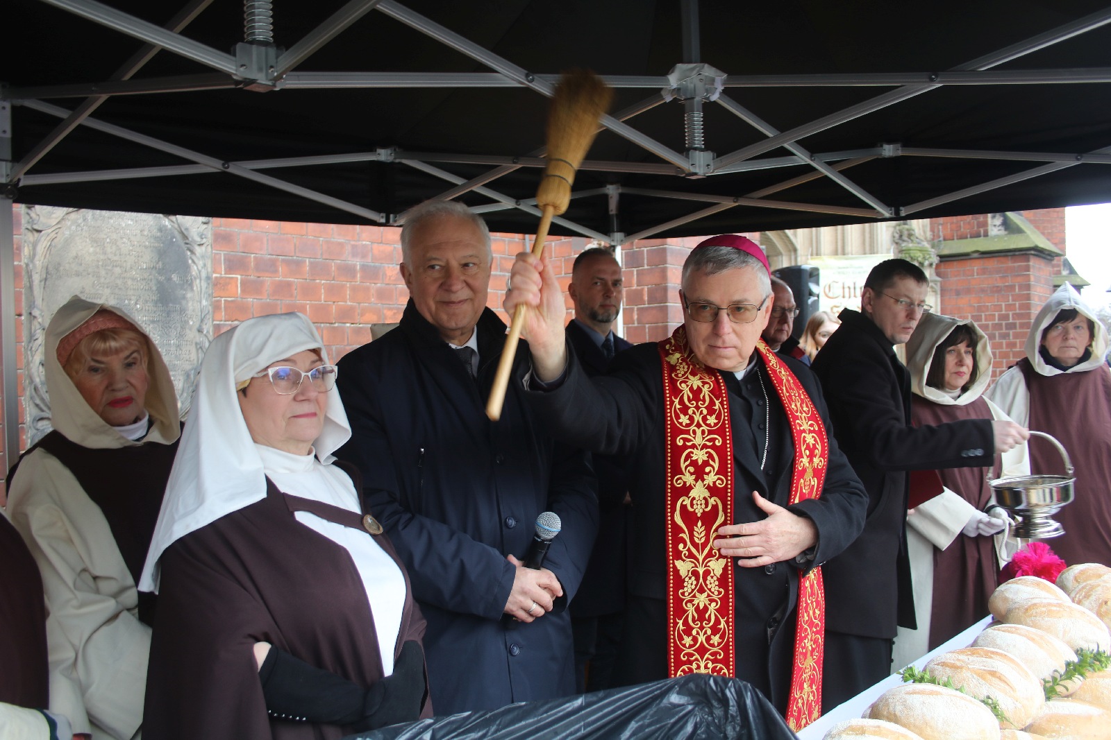 Legnicka tradycja. Chleb, śledź i grosz w Wielki Piątek