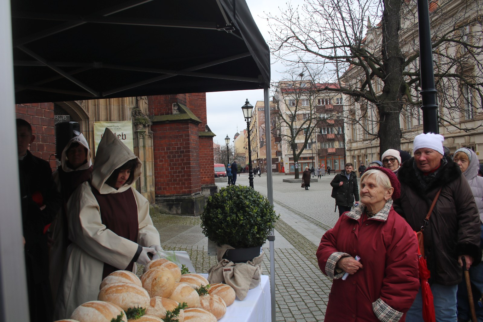 Legnicka tradycja. Chleb, śledź i grosz w Wielki Piątek