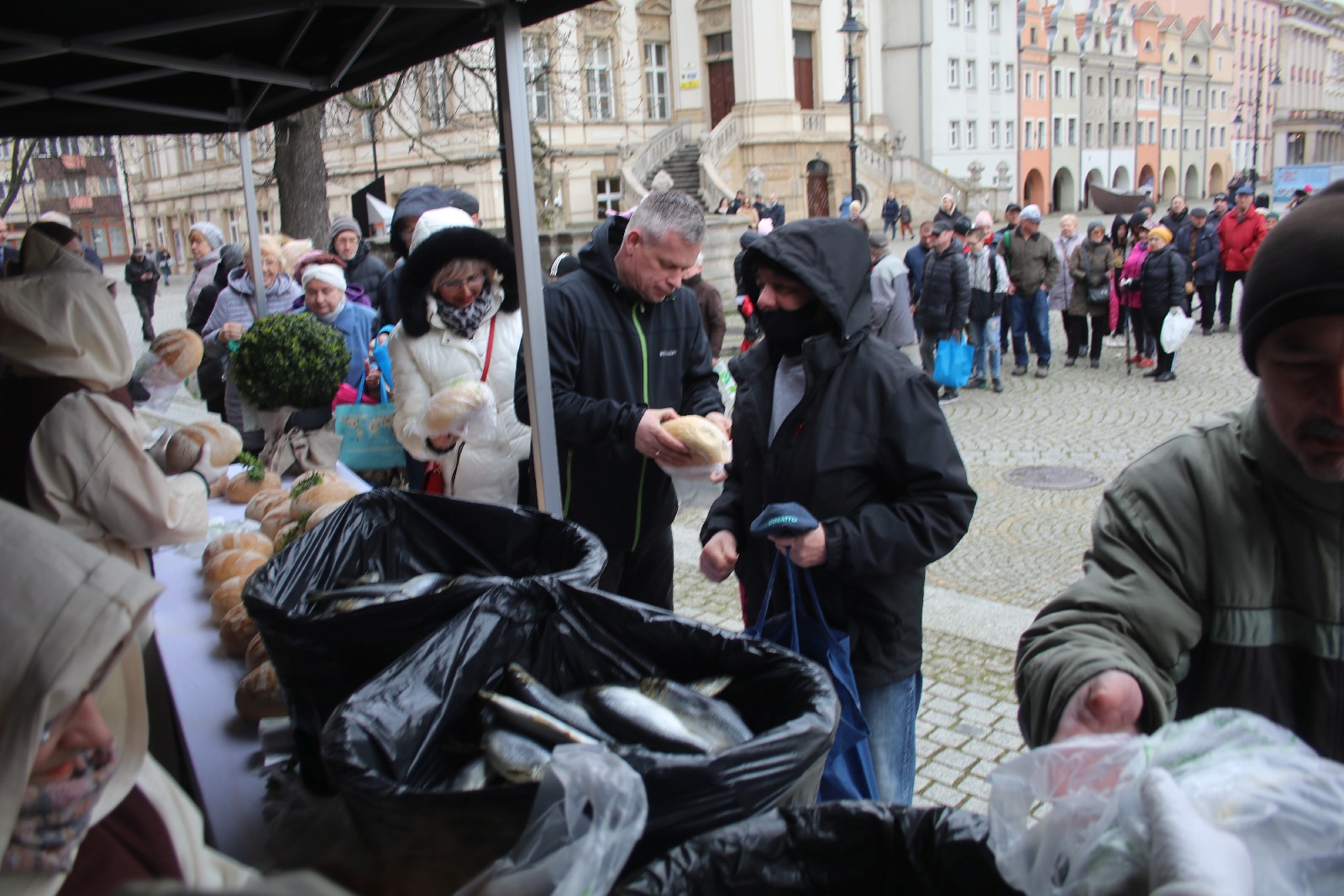 Legnicka tradycja. Chleb, śledź i grosz w Wielki Piątek