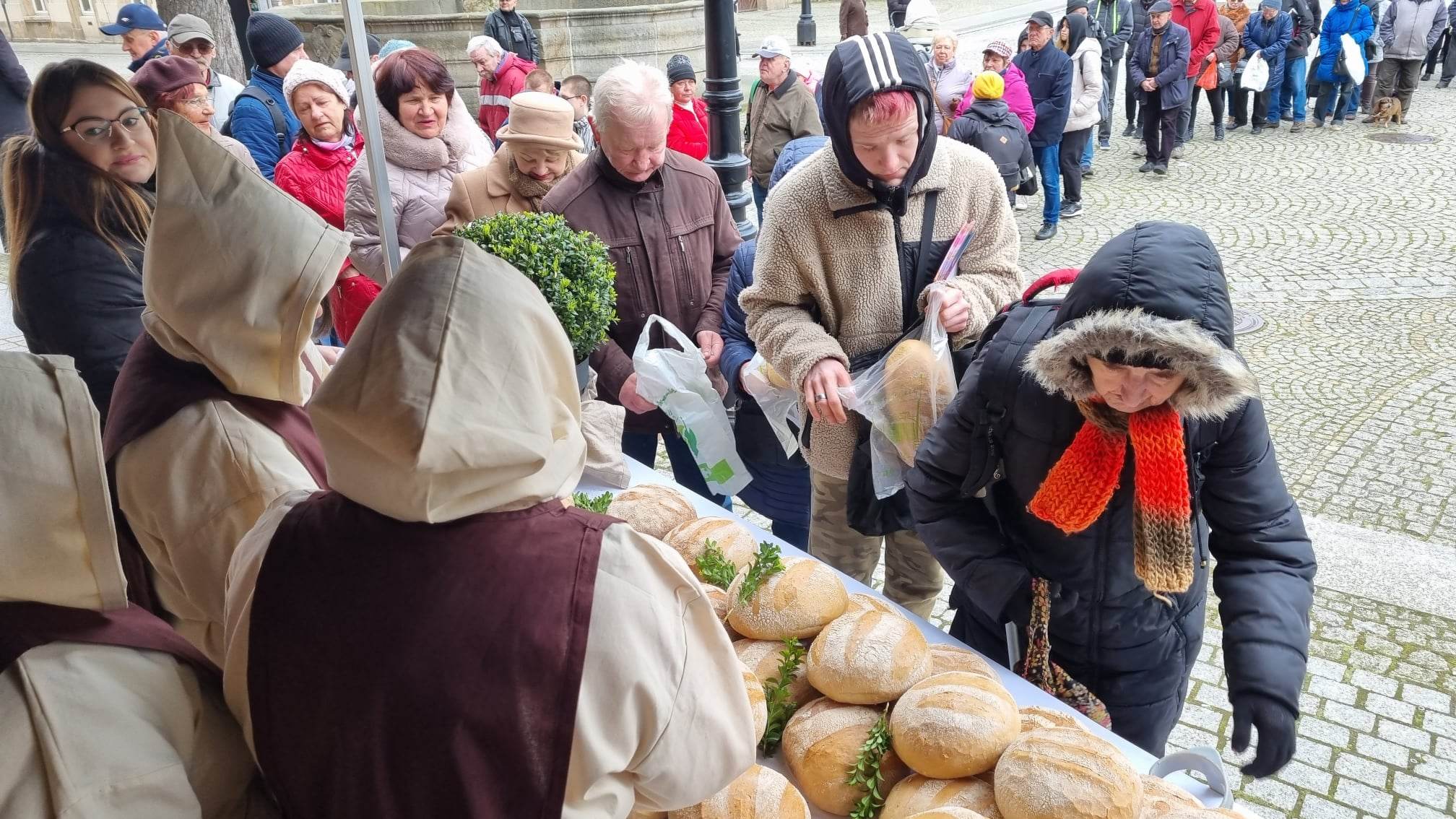 Legnicka tradycja. Chleb, śledź i grosz w Wielki Piątek