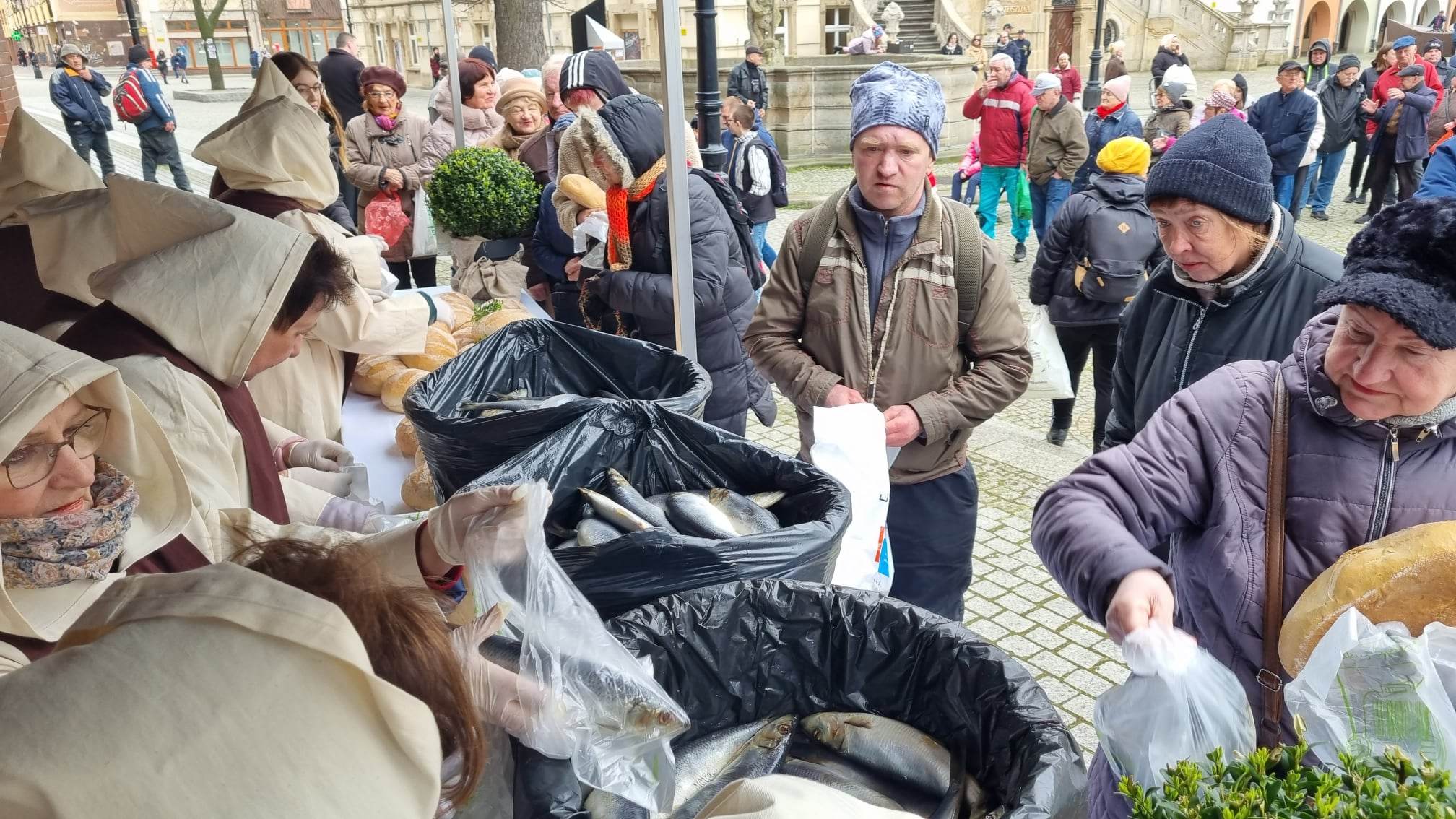 Legnicka tradycja. Chleb, śledź i grosz w Wielki Piątek