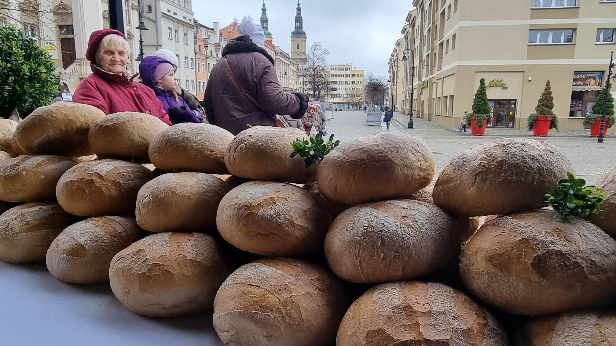 Legnicka tradycja. Chleb, śledź i grosz w Wielki Piątek