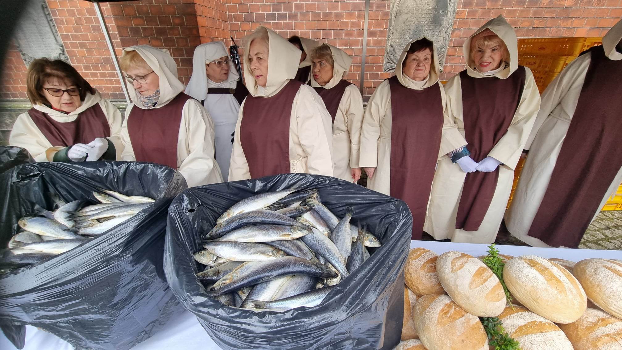 Legnicka tradycja. Chleb, śledź i grosz w Wielki Piątek