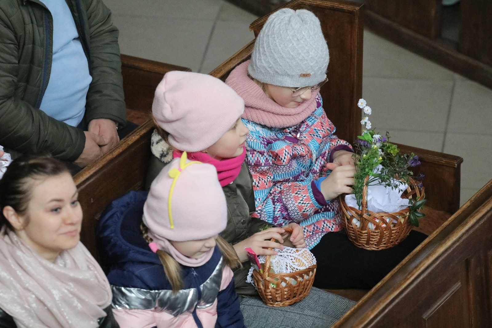 Wielka Sobota. Wierni święcili pokarmy na stół wielaknocny
