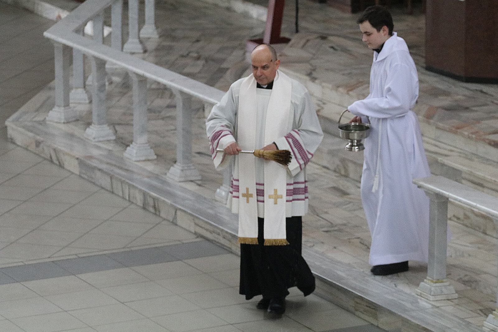 Wielka Sobota. Wierni święcili pokarmy na stół wielaknocny

