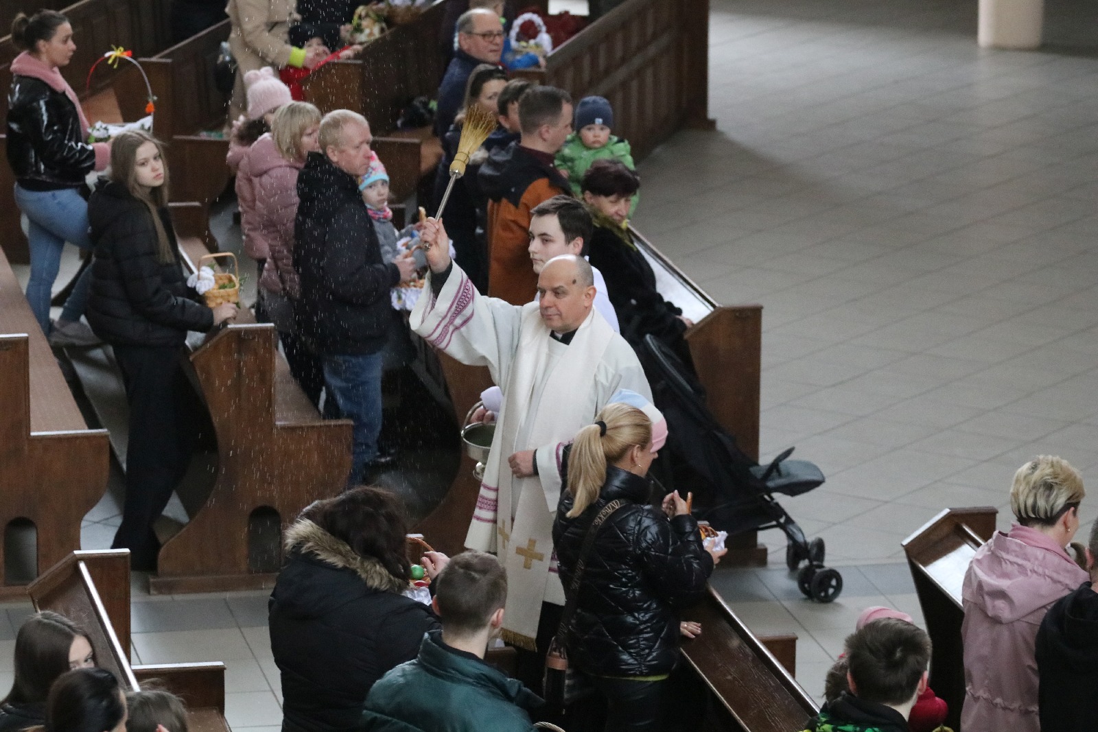 Wielka Sobota. Wierni święcili pokarmy na stół wielaknocny
